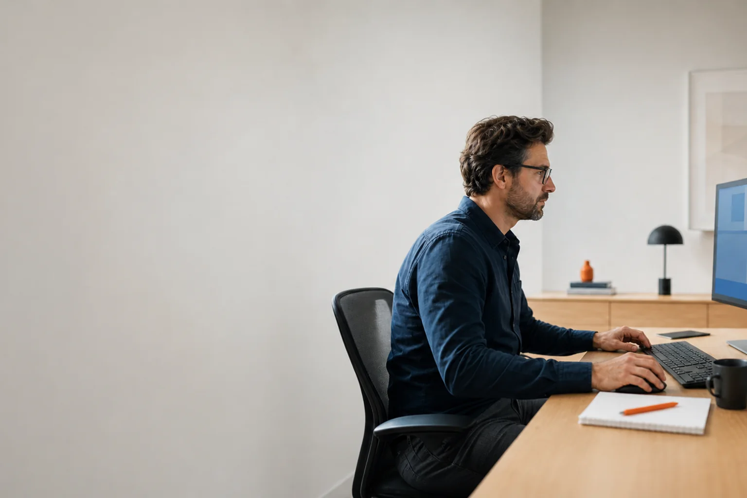 Een medewerker werkt met een zakelijke applicatie op een groot scherm.